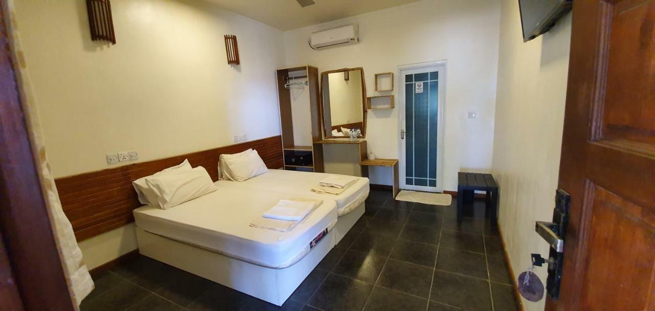 Surf Deck Hotel Thulusdhoo Exterior photo